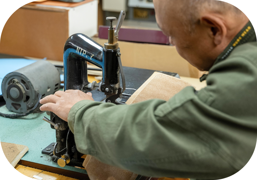 職人がミシンをかける様子